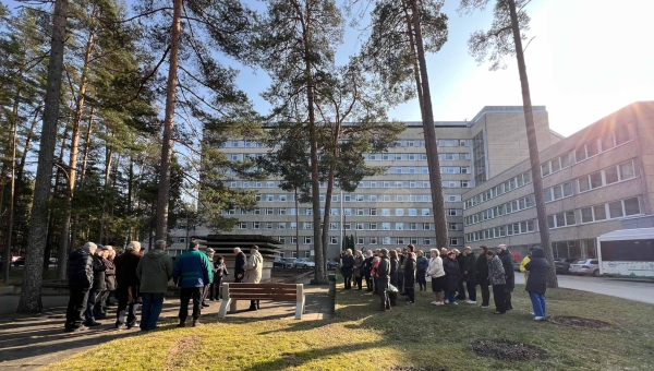 FOTOD Kauaaegne peaarst Hillar Kalda sai haigla ette tänupingi